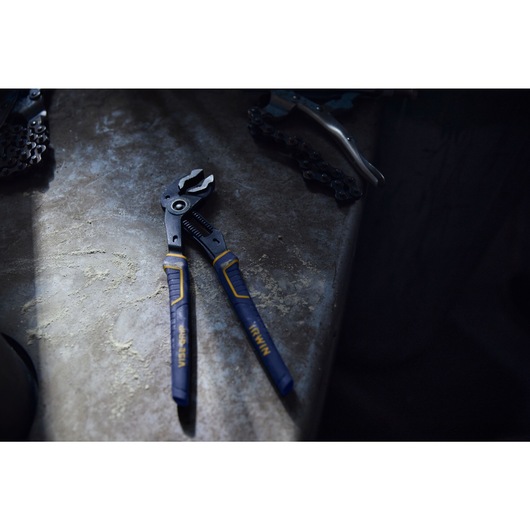 IRWIN¨ TRADE STRONGª VISE-GRIP¨ GROOVELOCKª V-Jaw Pliers Plumbing Environment